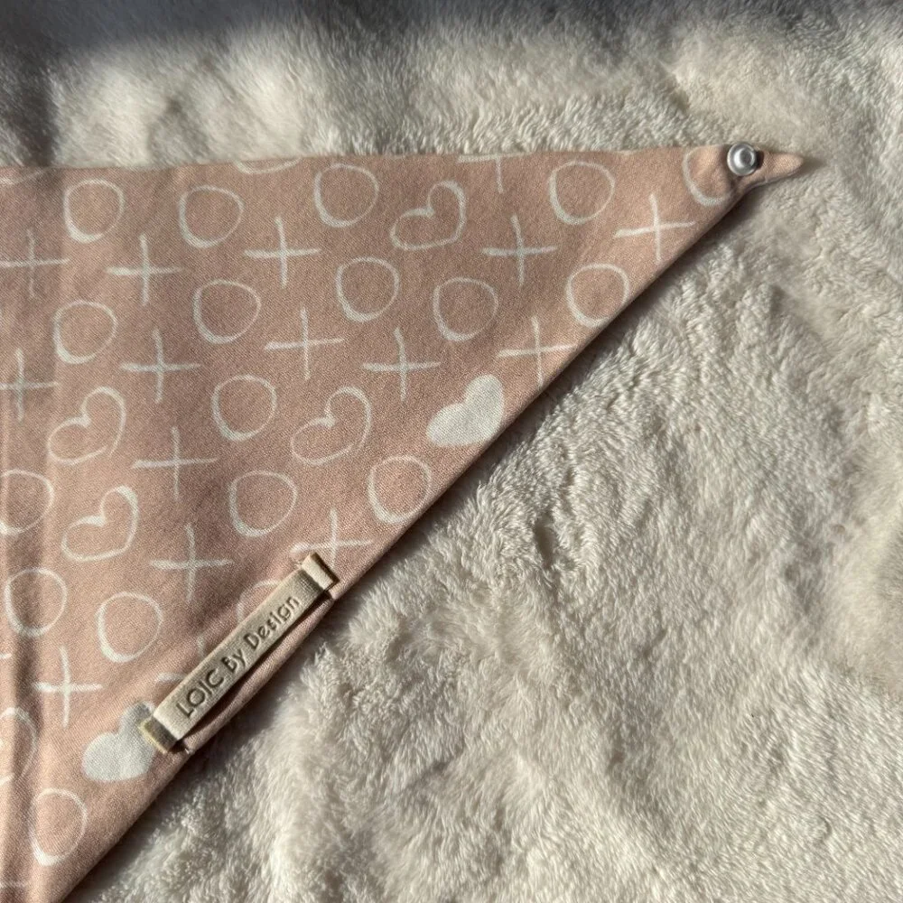 NWT Loic by Design XOXO Pattern Dog Bandana for Valentine's Day, Pink, Size M